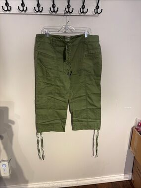 Olive Green Women's Cargo Capris - Casual Utility Style